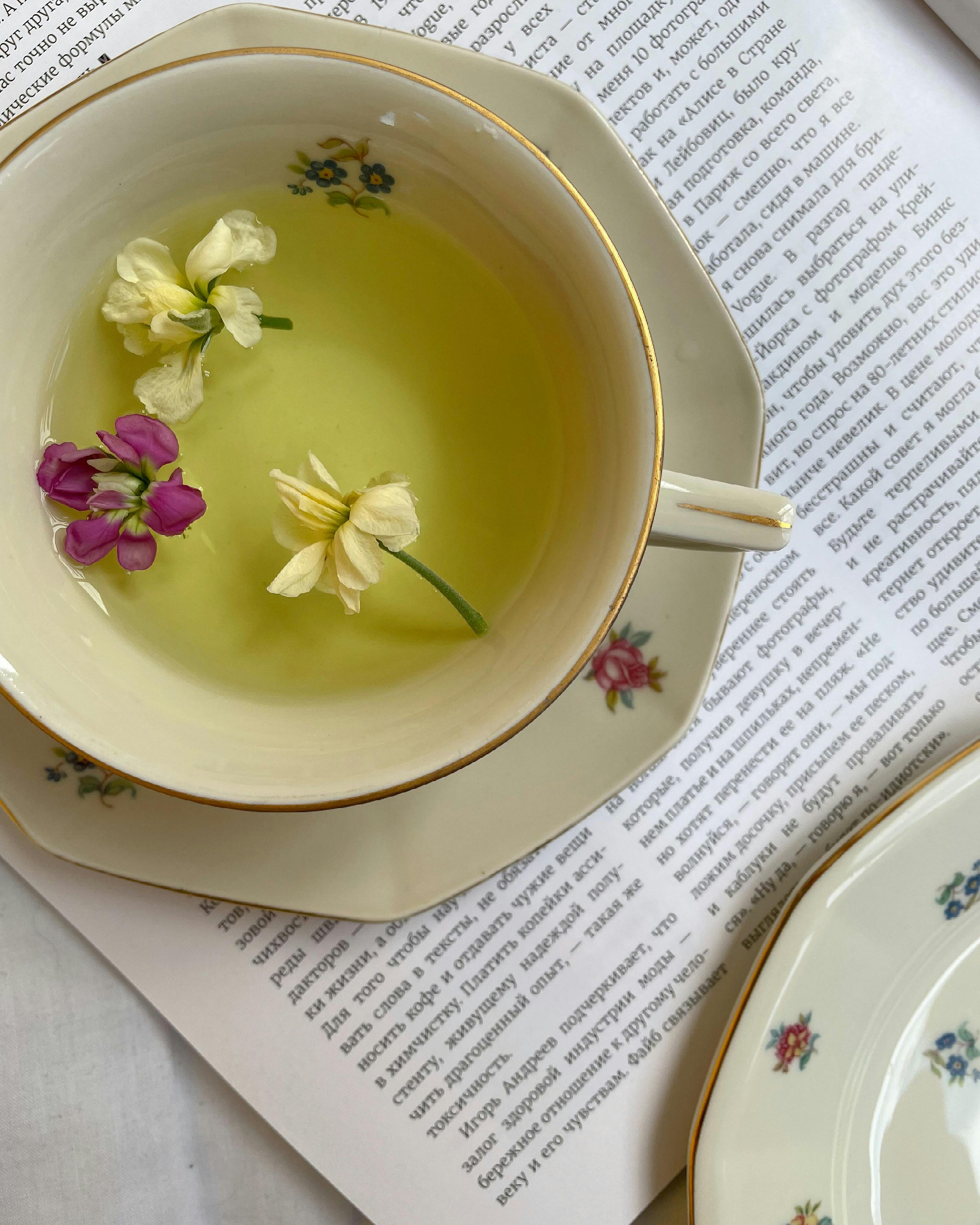 紅茶に浮かぶお花の画像